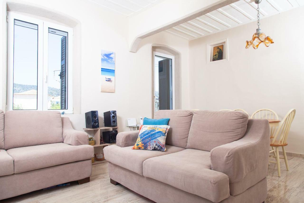 Villa @ Poros Poros Town Bagian luar foto